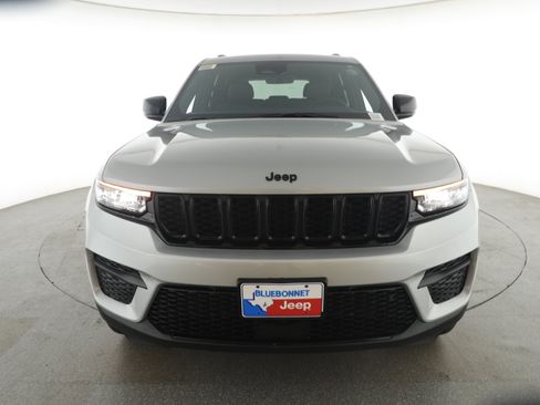 New 2025 Jeep Grand Cherokee Altitude image 2