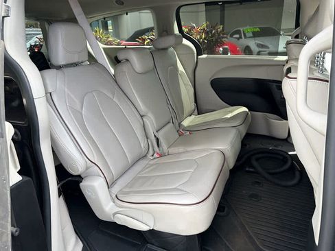 Used 2017 Chrysler Pacifica Limited FWD image 24
