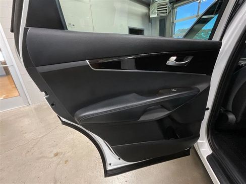 Used 2018 Kia Sorento AWD image 19