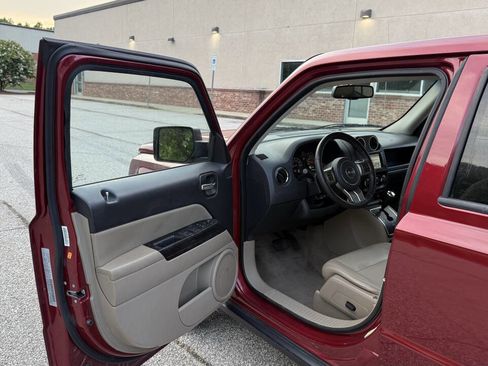Used 2017 Jeep Patriot High Altitude image 10