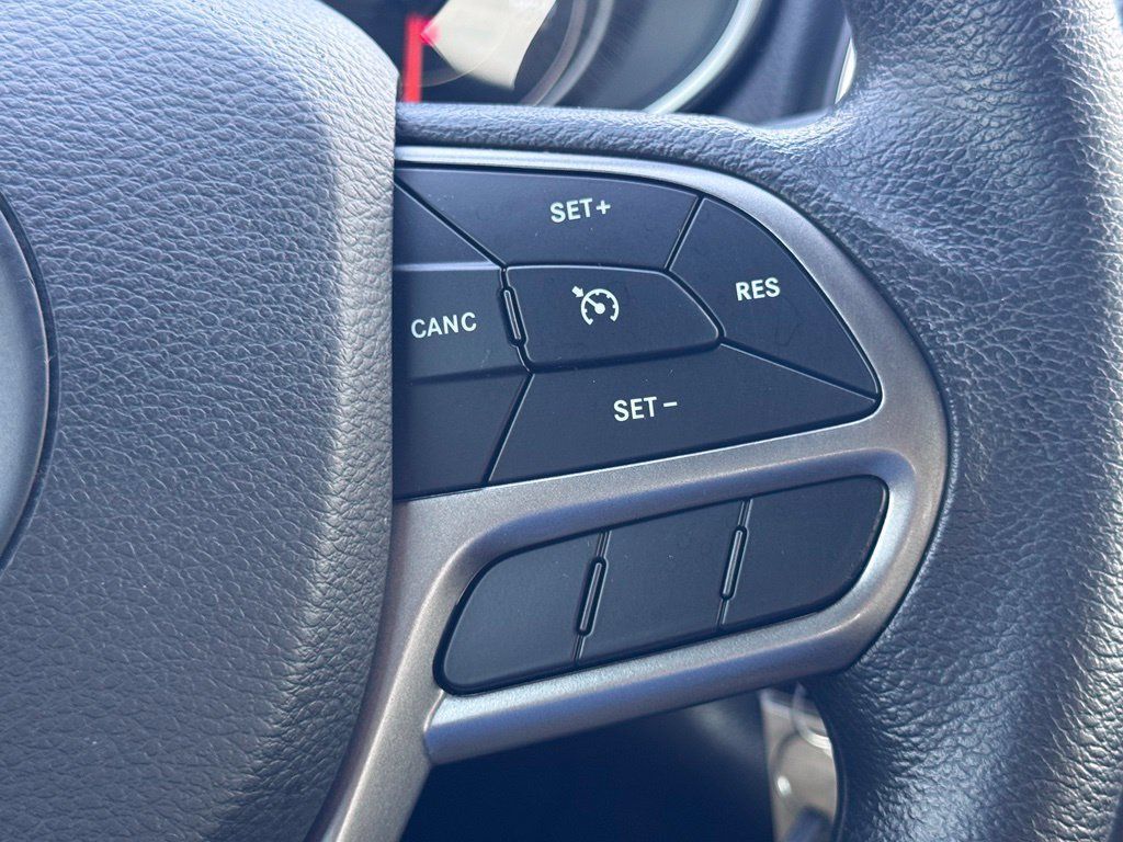 Used 2019 Jeep Cherokee Latitude w/ Popular Appearance Group AWD/4WD image 9