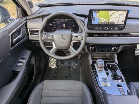 New 2026 Mitsubishi Outlander SE image 17