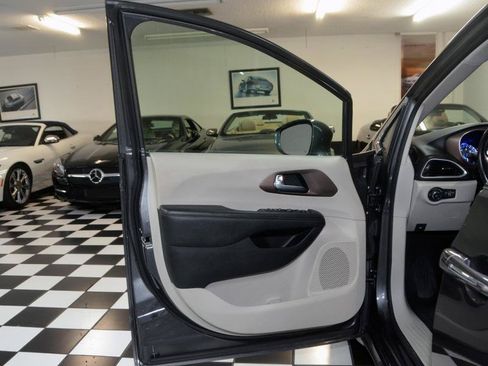 Used 2019 Chrysler Pacifica Touring-L FWD image 14
