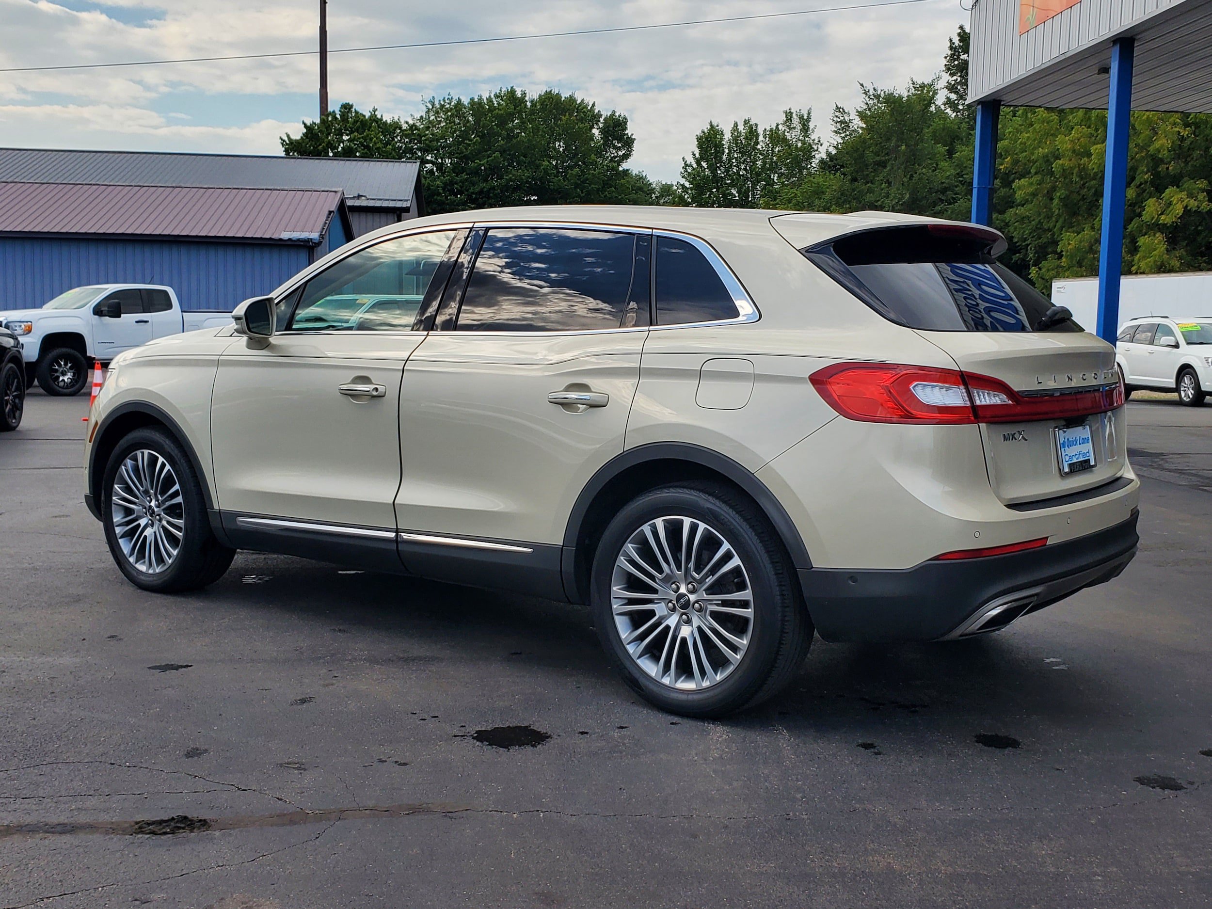 Used 2016 Lincoln MKX Reserve w/ Technology Package FWD image 3