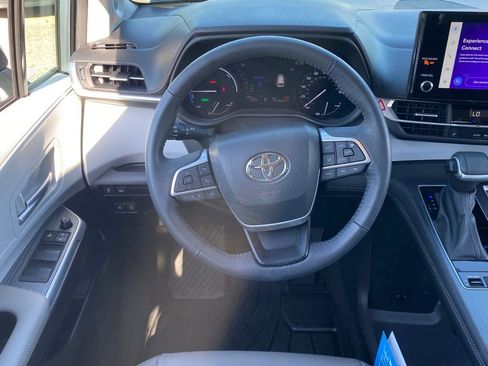 Used 2025 Toyota Sienna XLE w/ XLE Plus Package FWD image 11