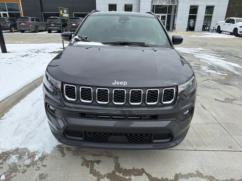 Used 2024 Jeep Compass Latitude image 8