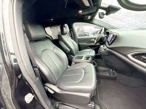 Used 2025 Chrysler Pacifica Select image 33
