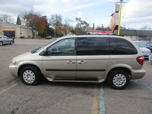 Used 2005 Chrysler Town & Country w/ Popular Equipment Group I FWD image 4