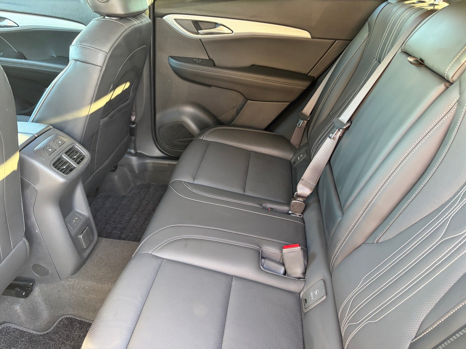 Used 2025 Buick Envision Avenir AWD/4WD image 12