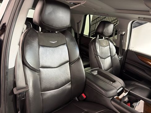 Used 2018 Cadillac Escalade Premium Luxury AWD/4WD image 24