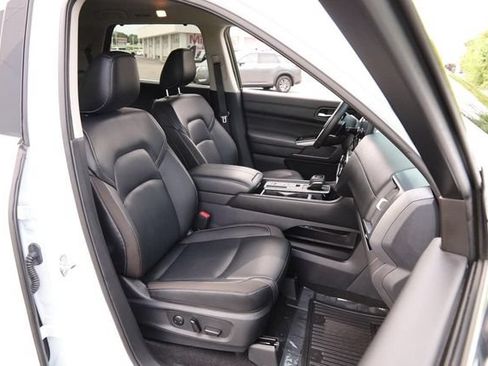 Certified 2025 Nissan Pathfinder SL FWD image 28