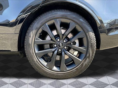 Used 2024 Land Rover Discovery Dynamic SE AWD/4WD image 10