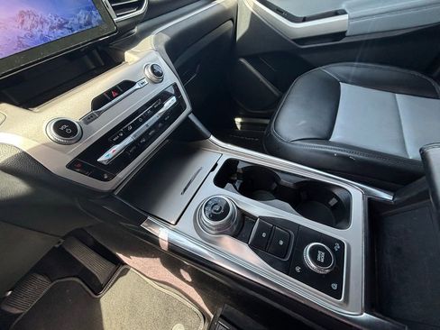 Used 2022 Ford Explorer XLT w/ Equipment Group 202A image 9