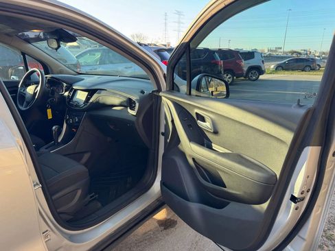 Used 2019 Chevrolet Trax LT FWD image 23