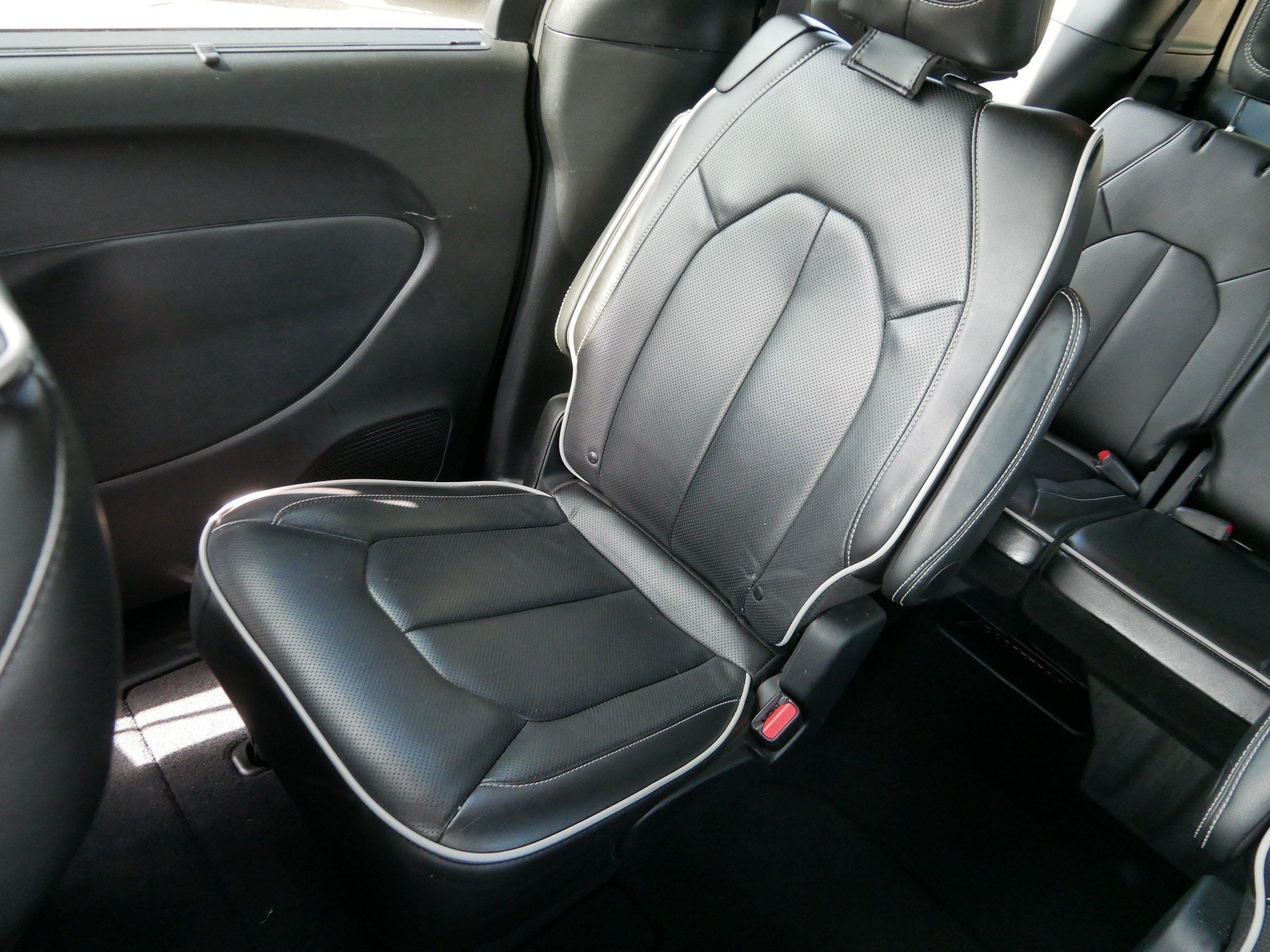 Used 2026 Chrysler Pacifica Limited w/ S Appearance Package FWD image 12