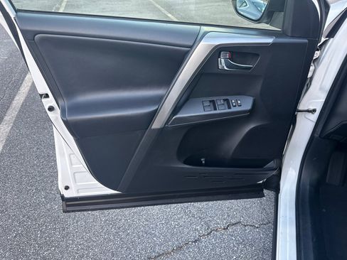 Used 2018 Toyota RAV4 XLE image 10