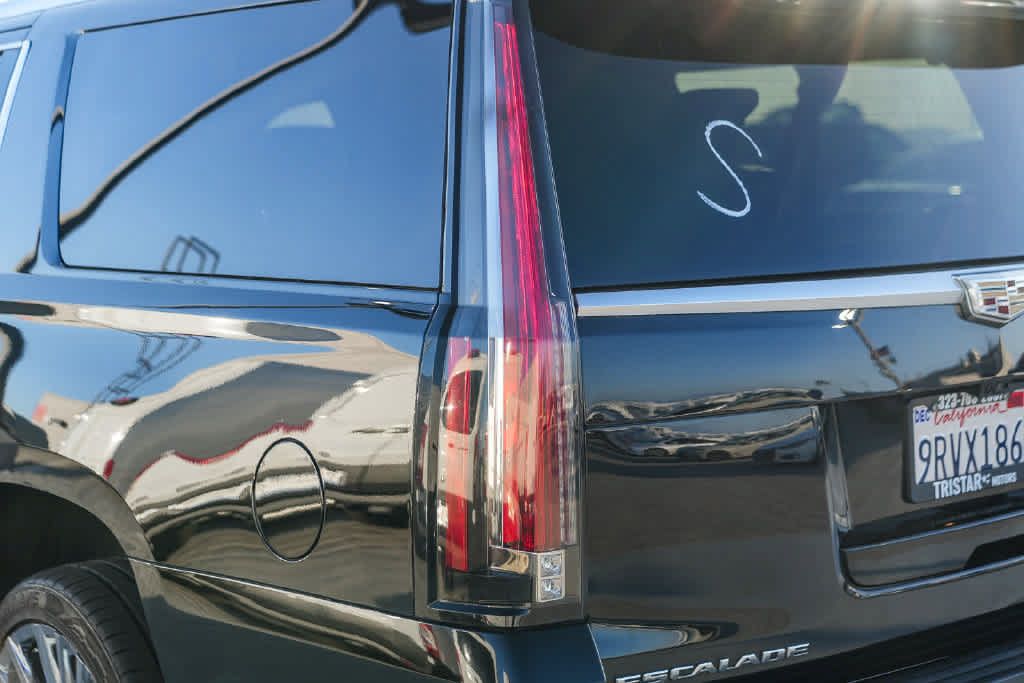Used 2019 Cadillac Escalade ESV Premium Luxury RWD image 9