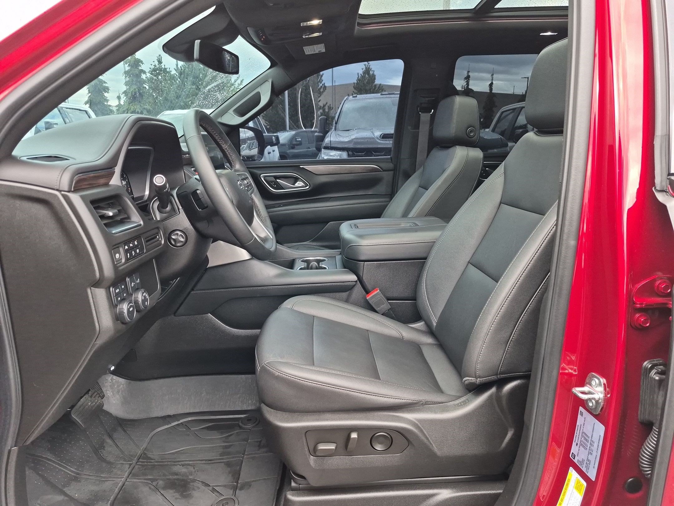 Used 2023 Chevrolet Tahoe Z71 w/ Luxury Package AWD/4WD image 15
