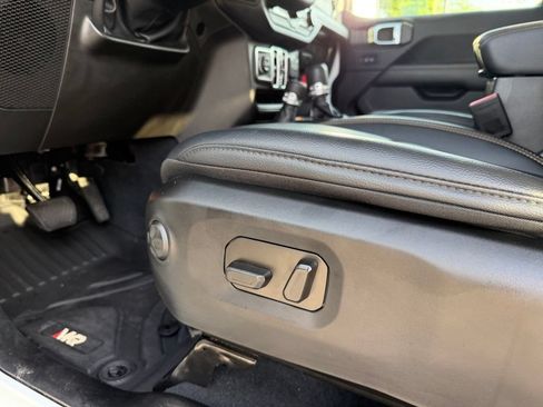 Used 2025 Jeep Gladiator Sport AWD/4WD image 12