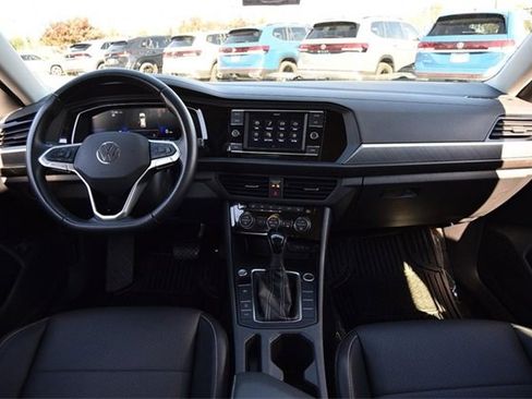 Certified 2024 Volkswagen Jetta SE image 7