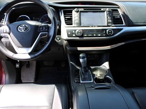 Used 2019 Toyota Highlander XLE AWD/4WD image 9