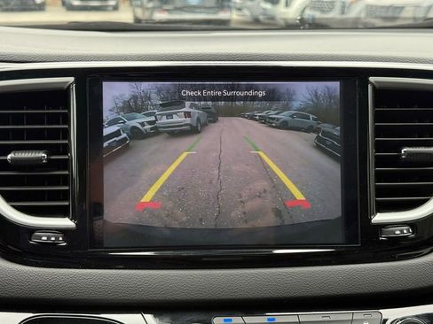 Used 2025 Chrysler Pacifica Select image 36