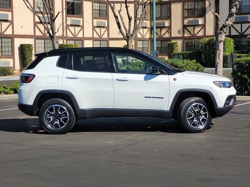 Used 2024 Jeep Compass Trailhawk AWD/4WD image 4