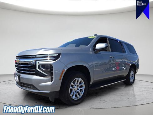 Used 2025 Chevrolet Suburban LT AWD/4WD image 2