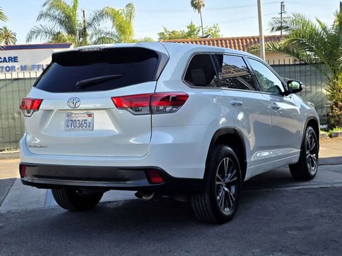 Used 2018 Toyota Highlander LE w/ Carpet Mat Package (TMS) FWD image 3