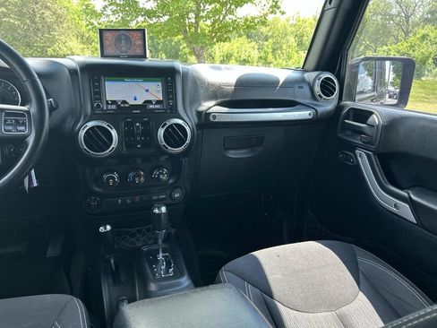 Used 2015 Jeep Wrangler Unlimited Rubicon AWD/4WD image 23