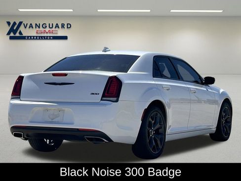Used 2023 Chrysler 300 Touring w/ Sport Appearance Package image 10
