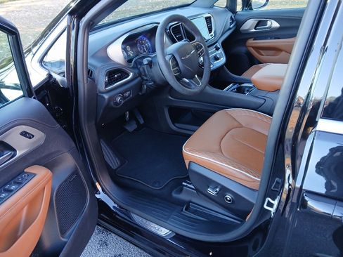 Certified 2024 Chrysler Pacifica Pinnacle image 8