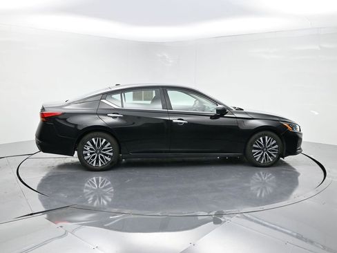 Used 2024 Nissan Altima 2.5 SV image 4