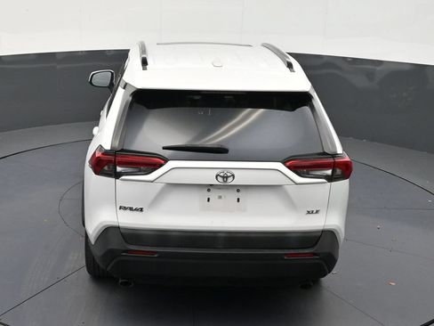 Used 2019 Toyota RAV4 XLE Premium FWD image 15