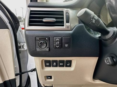 Used 2021 Lexus GX 460 Premium w/ Premium Package AWD/4WD image 11