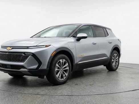 Used 2025 Chevrolet Equinox LT image 3