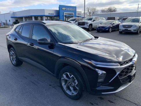 Used 2025 Chevrolet Trax LT image 2