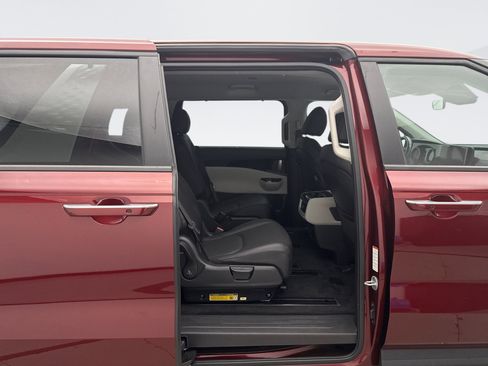 Used 2024 Kia Carnival EX image 19