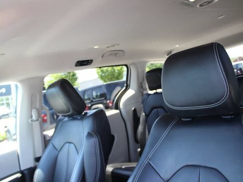 Used 2023 Chrysler Pacifica Touring-L FWD image 21