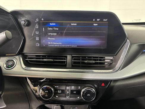 Used 2025 Chevrolet Trax LT w/ LT Convenience Package FWD image 16