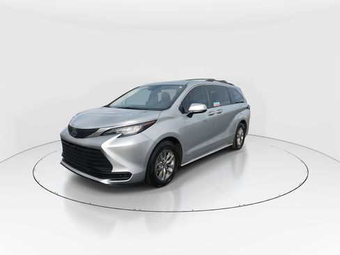 Used 2021 Toyota Sienna LE image 4