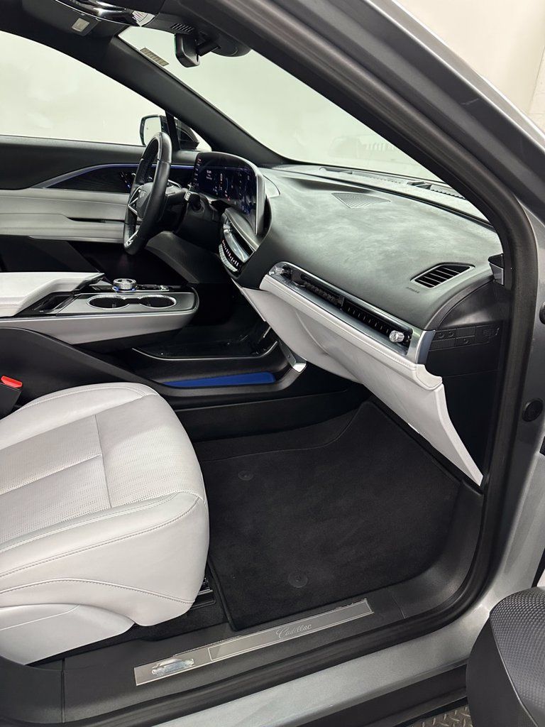 Used 2024 Cadillac Lyriq Luxury AWD/4WD image 36