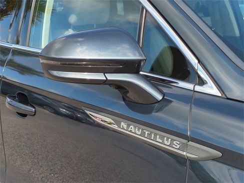 Used 2022 Lincoln Nautilus Reserve w/ Equipment Group 201A image 12