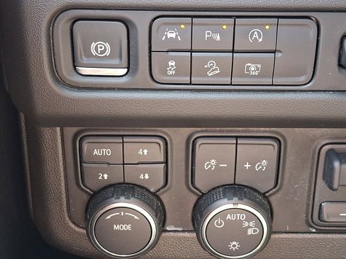 Certified 2024 Chevrolet Suburban Premier AWD/4WD image 26