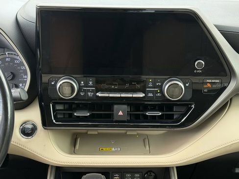 Used 2023 Toyota Highlander XLE AWD/4WD image 17