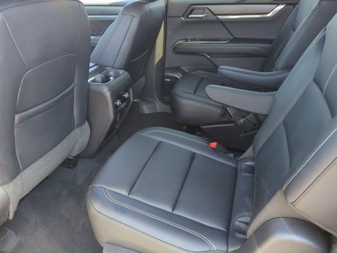 Used 2024 GMC Acadia Elevation image 17