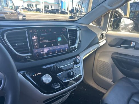 Used 2024 Chrysler Pacifica Touring-L image 37