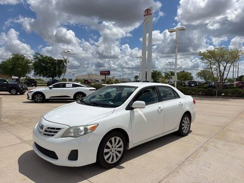 Used 2013 Toyota Corolla LE image 1