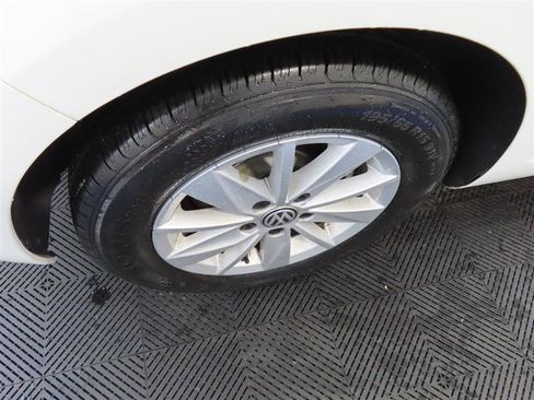 Used 2016 Volkswagen Golf S image 8