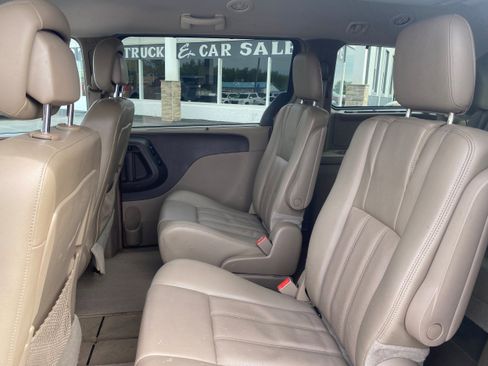 Used 2013 Chrysler Town & Country Touring-L w/ Driver Convenience Group FWD image 17
